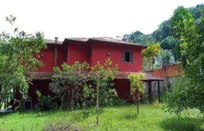Venda de casa no copaco, em arujá/sp, 147m² com 3 suítes, quintal amplo, churrasqueira, sala de estar e jantar e garagem coberta. consulte-nos.