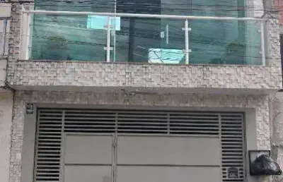 Venda de sobrado no jardim via dutra, em arujá/sp, 58m² com 3 quartos, suíte, cozinha com armários, varanda com churrasqueira e 02 vagas. consulte-nos