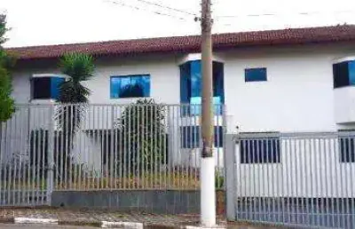 Locação de casa comercial no center ville, em arujá/sp, 740m² com 2 salas, cozinha, piscina, jardim, quintal amplo e 4 vagas p/ autos. consulte-nos.