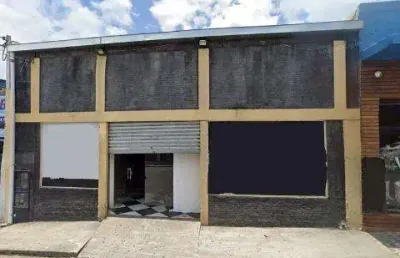 Locação de salão comercial no centro de arujá/sp, 230m² com amplo salão e toalete. consulte-nos.