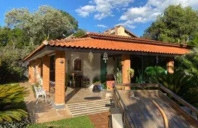 Venda de chácara no condomínio íris beach em avaré/sp, oportunidade com 4 quartos, suíte, varanda coberta, área gourmet e garagem náutica consulte-nos
