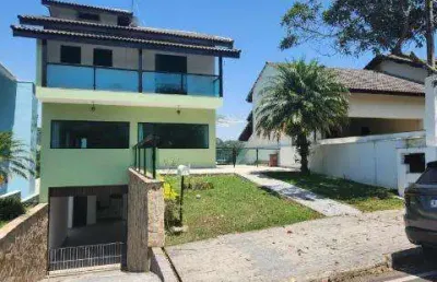 Locação de sobrado no condomínio arujá v, em arujá/sp, 300m² com 3 quartos, suíte. consulte-nos.