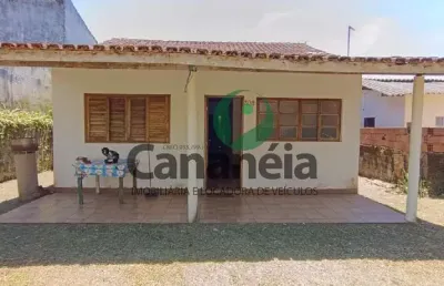 Casa no bairro do rocio (área comercial/residencial) disponível para venda - cananéia / sp