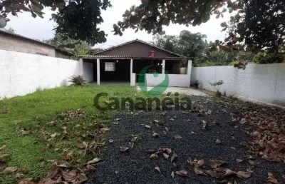 Casa com 2 suítes para locação no carijó - cananéia/sp