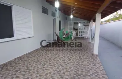 Oportunidade em cananéia-sp: casa à venda no bairro carijó com 2 dormitórios e localizada em rua sem saída.