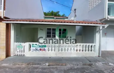 2 domitórios (1 suíte) para venda no centro - cananéia, litoral sul de sp