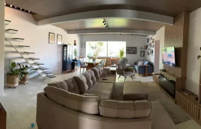 Belíssima casa com vista para o mar a venda com 5 dormitórios (2 suítes) no centro de cananéia / litoral sul de sp