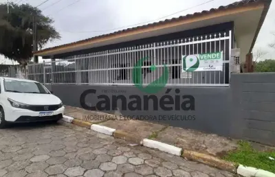 Com 4 dormitórios em terreno com 1.250 m² à venda no centro - cananéia / sp