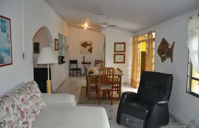 Casa no centro histórico de cananéia disponível para venda (2 dormitórios)
