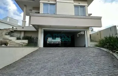 Casa triplex com 3 suítes, 245m², pedra branca, palhoça, sc