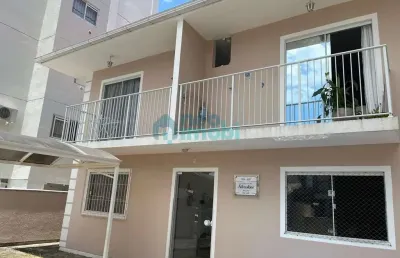Apartamento mobiliado com 2 dormitórios, 63m² privativos, pagani, palhoça, sc