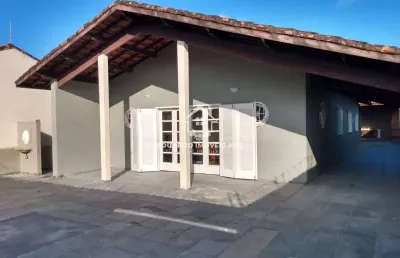 Casa térrea a 300m da praia. churrasqueira. 4 dorm. 1 suíte. 8 vagas. gaivota - itanhaém