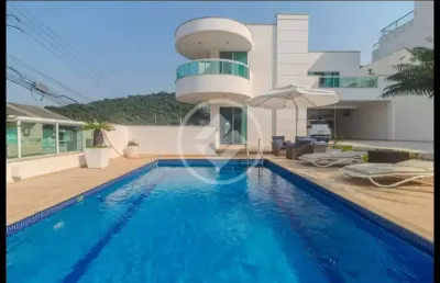 Linda casa no ariribá em balneário camboriú com piscina