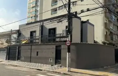 Sobrado com 3 dormitórios na vila tupi, praia grande. fino acabamento, com sala dois ambientes, cozinha, área de serviço, 03 dormitórios sendo 01 suít