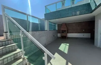 Cobertura duplex que conta com 290m² distribuídos em uma excelente sala muito ampla e bem distribuída, 4 suítes sendo duas delas master, banheiros so