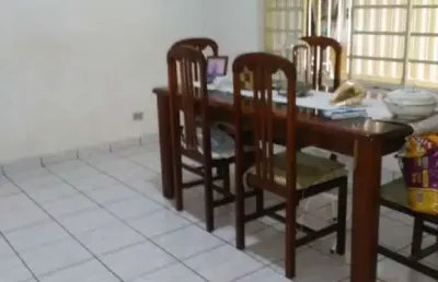 Sobrado com 185m² construção 3 dormitórios, 2 salas, 2 vagas