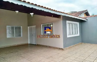 Casa ampla com 03 dormitórios e piscina perto da praia