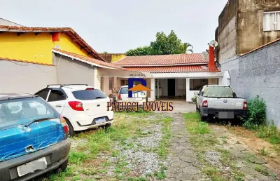Linda casa com excelente espaço para piscina, próximo ao mar!