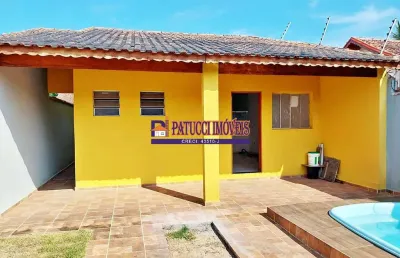 Casa com 02 dormitórios e piscina - próximo ao mar!