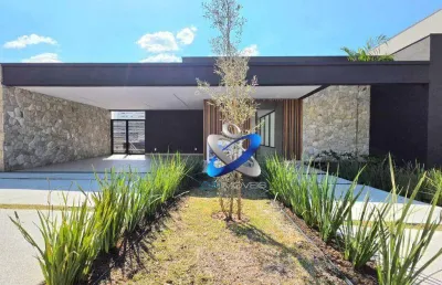 Exclusiva residência com 3 suítes, sustentável e tecnológica no condomínio residencial mônaco