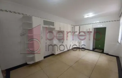 Casa térrea para locação em jundiaí sp bairo ponte são joão 3 dorms (1 suíte) salas amplas. cozinha planejada. quintal c/ churrasqueira..