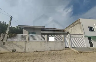 Casa de alvenaria com três dormitórios sendo uma suíte