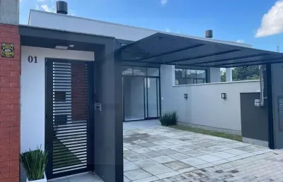 Casa baixa de 105m² com três dormitórios sendo uma suíte