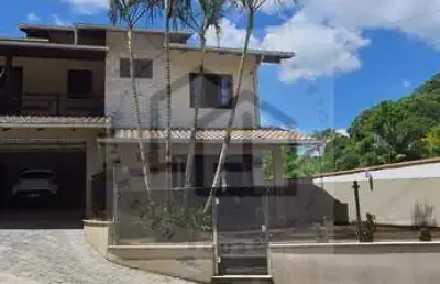 Casa de dois pavimentos com 4 dormitórios sendo 2 suítes  (1 master)