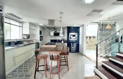 Casa mobiliada em condomínio com 2 dormitórios sendo 1 suíte master
