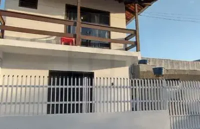 Casa espaçosa com 3 dormitórios em bairro privilegiado
