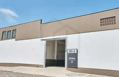 Galpão industrial amplo e com pé direito alto, próximo ao centro de brusque