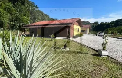 Linda e espaçosa chácara de 3 dormitórios sendo 1 suíte