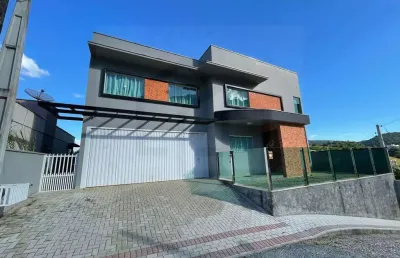 Incrível e elegante casa de 4 dormitórios sendo 2 suítes