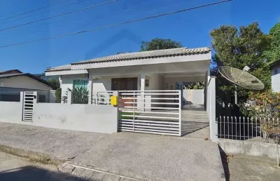 Casa semi mobiliada com 3 dormitórios sendo 1 suíte