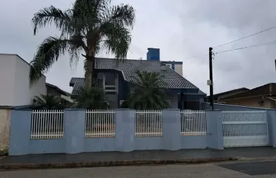 Linda e espaçosa casa de 3 dormitórios sendo 1 suíte