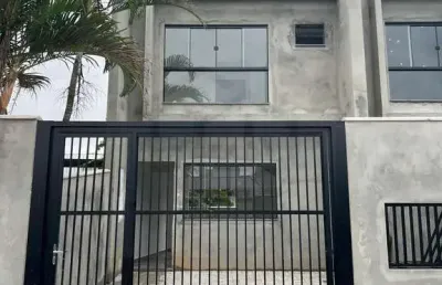 Linda casa geminadad de 3 dormitórios sendo 1 suíte