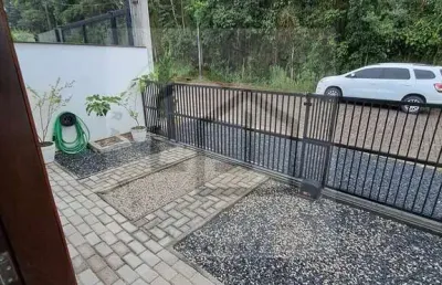 Linda casa totalmente mobiliada de 3 dormitórios sendo 1 suíte