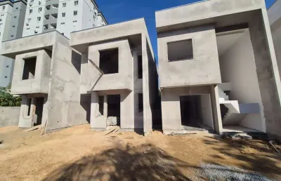 Casa de 3 dormitórios sendo 1 suíte em condomínio fechado