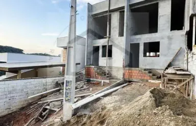 Casa geminada com dois dormitórios – conforto e praticidade!