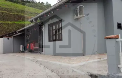 Casa em condomínio fechado com área de festas e 2 dormitórios