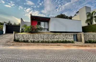 Casa com 3 dormitórios sendo 1 suíte e garagem para 2 carros