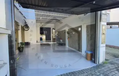 Dois quartos, piscina e espaço gourmet em um lindo sobrado
