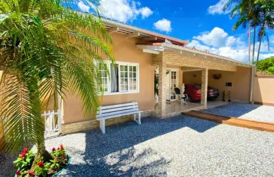 Casa de alvenaria de 220m² com 4 dormitórios sendo 1 suíte