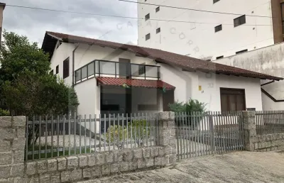Casa de 320m² com quatro dormitórios sendo uma suíte
