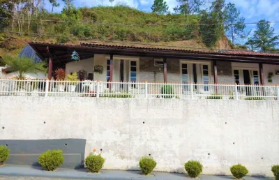 Casa de alvenaria com três dormitórios sendo duas suítes