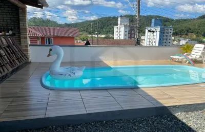 Casa de alto padrão com quatro suítes sendo uma suíte