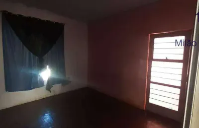 Residência - 15 m² de frente, terreno de 255 m², 3 dormitórios ,2 banheiros, 2 vagas de garagem.