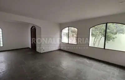 Casa à venda com 2 dormitórios e 1 suíte na região de interlagos.