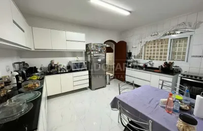 Casa à venda com 4 dormitórios e 2 suítes na região de santo amaro.