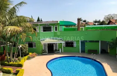 Casa à venda com 5 dormitórios e 5 suítes na região de interlagos.